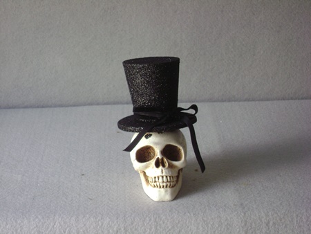 KK-41464 Resin Skull with Glittered Top Hat
