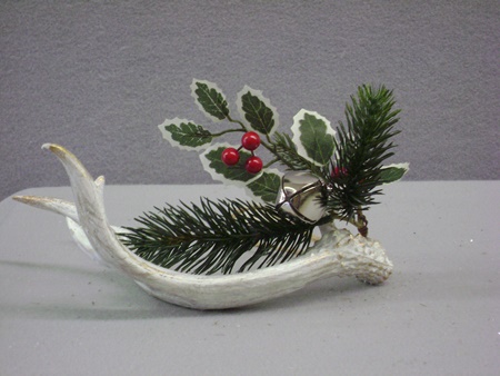 RH-G171391 Antler with Bell/Berries Hanging Ornament